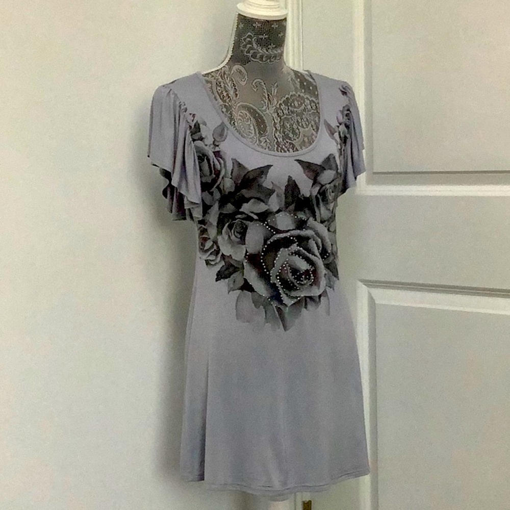 Pretty Good Gray Graphic Ruffled Cap Sleeve Blouse, Size L